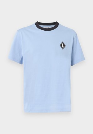 T-shirt bleu clair à manches courtes avec col rond noir et petit logo en forme de losange noir et blanc sur la poitrine gauche.