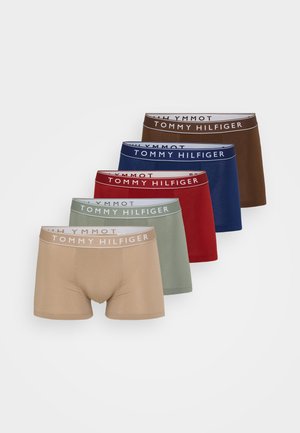 Fem par boxer shorts: beige, grøn, rød, blå og brun. Hver med en hvid talje med teksten "TOMMY HILFIGER". Glat bomuldsmateriale.