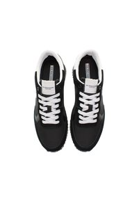 Scarpe sportive nere con lacci bianchi, dotate di un upper in tela e pelle, punta arrotondata e suola in gomma testurizzata.