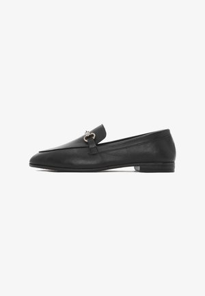 Mocasines de cuero negro con punta redonda, que presentan una banda decorativa con un acento plateado y un tacón bajo. Textura suave en toda la superficie.