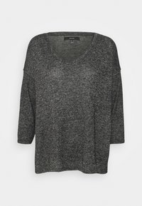 Maglione lavorato a maglia grigio scuro con scollo a V, spalle abbassate e maniche a tre quarti. Testura morbida con una vestibilità leggermente ampia.