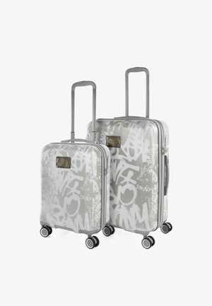 Juego de maletas de carcasa dura en gris con estampado estilo grafiti blanco. Cuenta con asas retráctiles y cuatro ruedas para mayor movilidad.