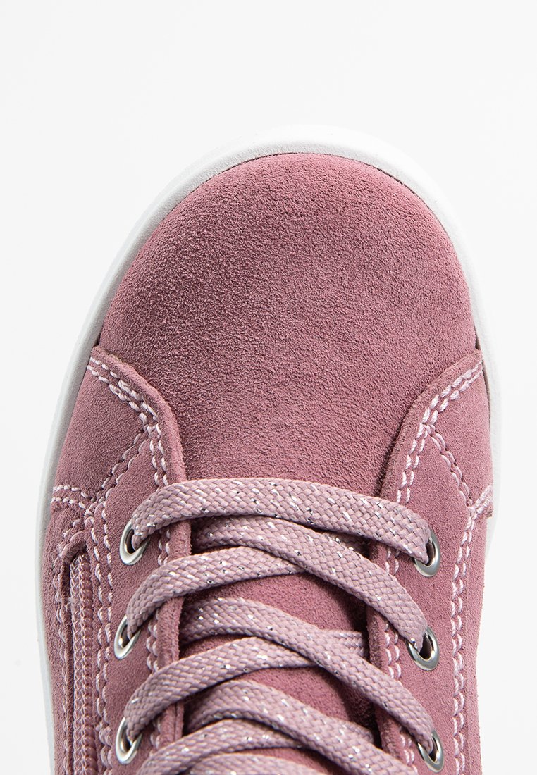 Rosa Wildleder-Sneaker mit weißer Gummisohle, runder Zehenpartie, gestickten Akzenten und metallischem Faden in passenden Schnürsenkeln.
