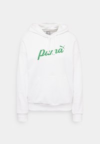 Sudadera blanca de algodón con un bolsillo canguro delantero. Presenta un logo verde de Puma en cursiva en el pecho. Textura suave, corte relajado.