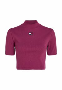 Krátký rukáv, žebrovaný crop top v sytě růžové barvě s vysokým límečkem a malým logem Tommy Jeans na středu hrudi.