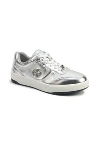 Metallic sølv sneakers med hvide snørebånd og detaljer. Har en tekstureret overflade, rund tå og et logoemblem på siden.