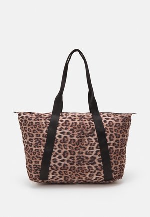 Torba typu tote z brązowo-czarnym wzorem w cętki lamparta i długimi czarnymi uchwytami, przedstawiona na jednolitym białym tle.