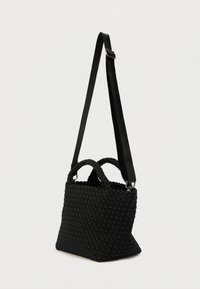 Μαύρη υφαντή τσάντα χειρός με διπλές λαβές και ρυθμιζόμενο λουράκι. Υφή επιφάνειας, τριγωνικό σχήμα και ανοιχτό πάνω μέρος σχεδιασμού.