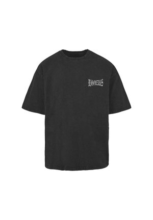 Camiseta de algodón negra con cuello redondo y mangas cortas, con texto blanco en el lado izquierdo. Corte clásico holgado y diseño sencillo.