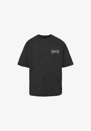 Crna pamučna majica s okruglim izrezom i kratkim rukavima, s bijelim tekstom s lijeve strane. Klasičan široki kroj i jednostavan dizajn.