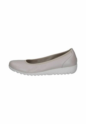 Chaussure plate en cuir gris clair avec bout arrondi et semelle blanche rainurée, conçue pour un usage décontracté.