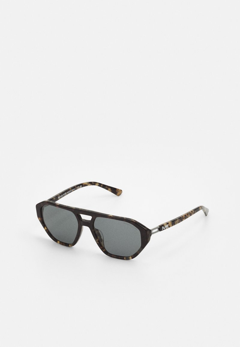 Óculos de sol em tartaruga castanha com armação geométrica, lentes cinzentas e braçadeiras estampadas com detalhe em prata.