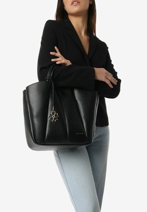 Zwarte leren totebag met een gestructureerde vorm, contrasterende stiksels en een decoratieve charm in goudkleur. Voorzien van dubbele handvatten voor eenvoudig dragen.