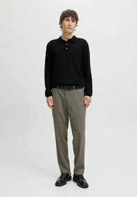 Juodas ilgomis rankovėmis polo marškinėliai, pilkos pritaikytos kelnės, juodi odiniai batai, elegantiškas dizainas su subtilia tekstūra ir matomomis mygtukų detalėmis.