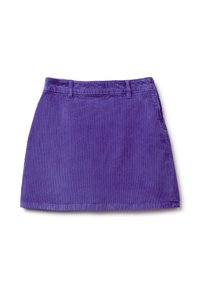 Minifalda de pana morada con corte recto, que cuenta con pasadores para cinturón, bolsillos laterales y un acabado de tela texturizada.
