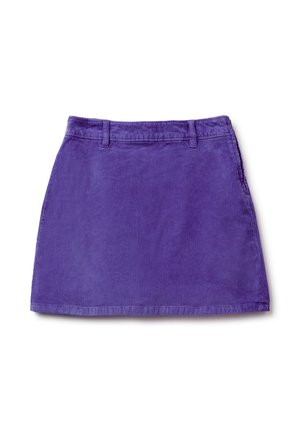 Paarse corduroy mini-jurk met een rechte snit, voorzien van riemlussen, zijzakken en een gestructureerde stofafwerking.