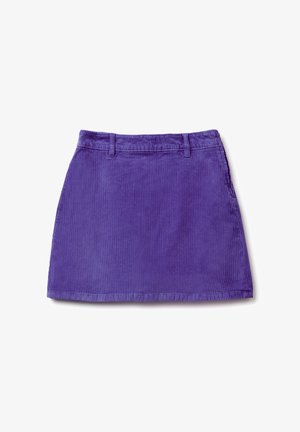 Lila Corduroy-Minikleid mit geradem Schnitt, ausgestattet mit Gürtelschlaufen, Seitentaschen und einem strukturierten Stofffinish.