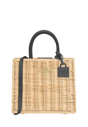 Rechteckige gewebte Strohtasche mit schwarzen Griffen, schwarzem Umhängeriemen und einem schwarzen Anhänger mit dem "Saint Barth"-Logo.