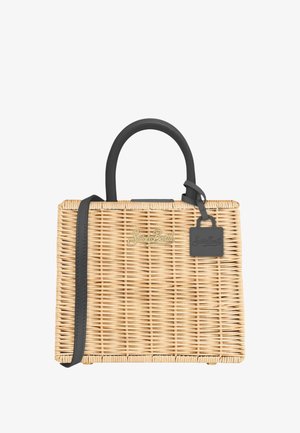 Sac à main rectangulaire en paille tissée avec poignées noires, bandoulière noire et une étiquette noire avec le logo « Saint Barth ».