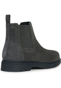 Graue Wildleder-Stiefelette mit elastischen Seitenpanelen, strukturierten Akzenten und einer strapazierfähigen schwarzen Gummisohle. Schlichte Linien und zurückhaltendes Design.