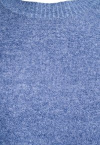 Helles blaus gestricktes Sweatshirt mit einem gerippten Kragen und weicher Textur. Der Stoff hat ein dezentes meliertes Muster.
