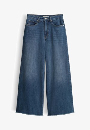 Jean en denim bleu taille haute avec jambes larges, cinq poches, fermeture à bouton et fermeture éclair, et détails à l'ourlet brut.