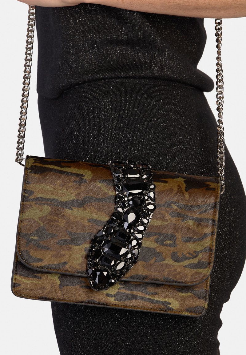 Borsa con motivo mimetico e dettaglio gioiello nero, dotata di una tracolla a catena e texture liscia. Forma rettangolare compatta.