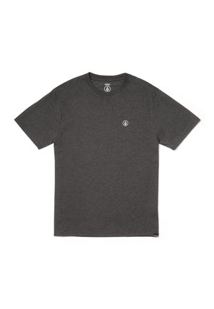 Ciemnoszary t-shirt z krótkim rękawem i okrągłym dekoltem, z małym białym geometrycznym logo na piersi oraz małą czarną metką z logo marki przy dole.