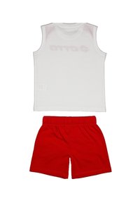 Maglietta bianca senza maniche con logo "OTTO" e pantaloni corti rossi con vita elastica. Il tessuto sembra liscio e traspirante.