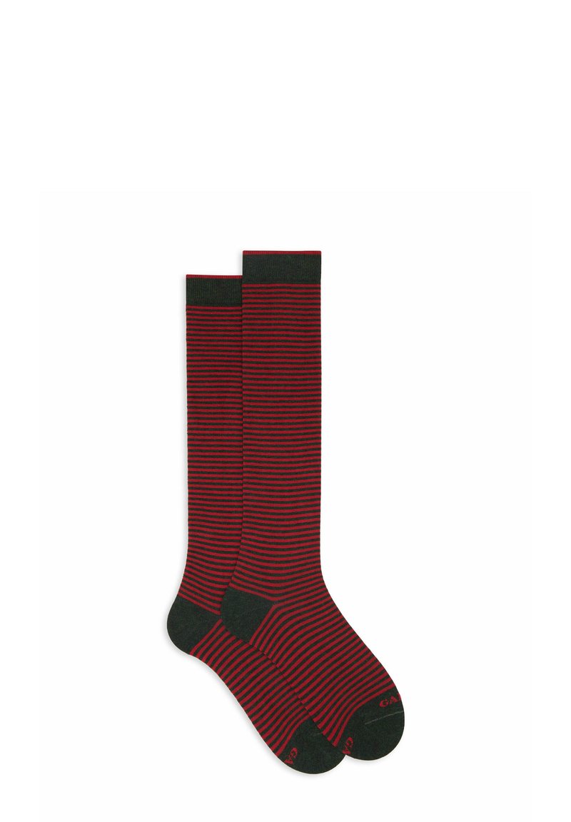 Un paio di calze al ginocchio con sottili righe orizzontali rosse e nere, e punte, talloni e polsini neri solidi.