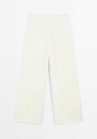 Spodnie o szerokich nogawkach z miękkiej białej tkaniny. Posiadają zamek błyskawiczny, dwie tylne kieszenie oraz czystą, gładką fakturę.