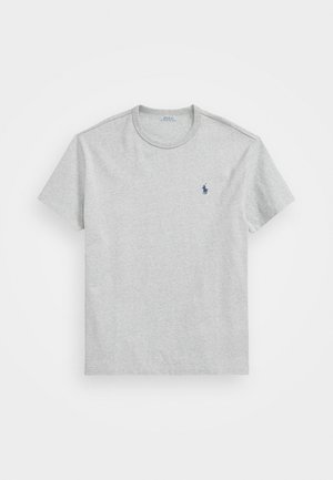 T-shirt gris à manches courtes en coton avec un col rond et un petit logo bleu sur la poitrine gauche. Texture douce, coupe décontractée.