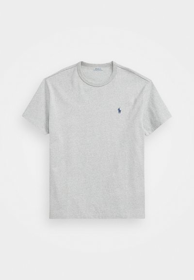 Pelēks īsām piedurknēm T-krekls, kas izgatavots no kokvilnas, ar apaļu dekoltē un mazu zilu logotipu kreisajā krūtī. Mīksta tekstūra, brīvs piegriezums.