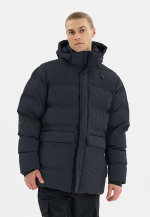 Sort polstret jakke med hætte, der har en lynlåsåbning foran, elastiske manchetter og to frontlommer. Glat tekstur og mellemlang design.