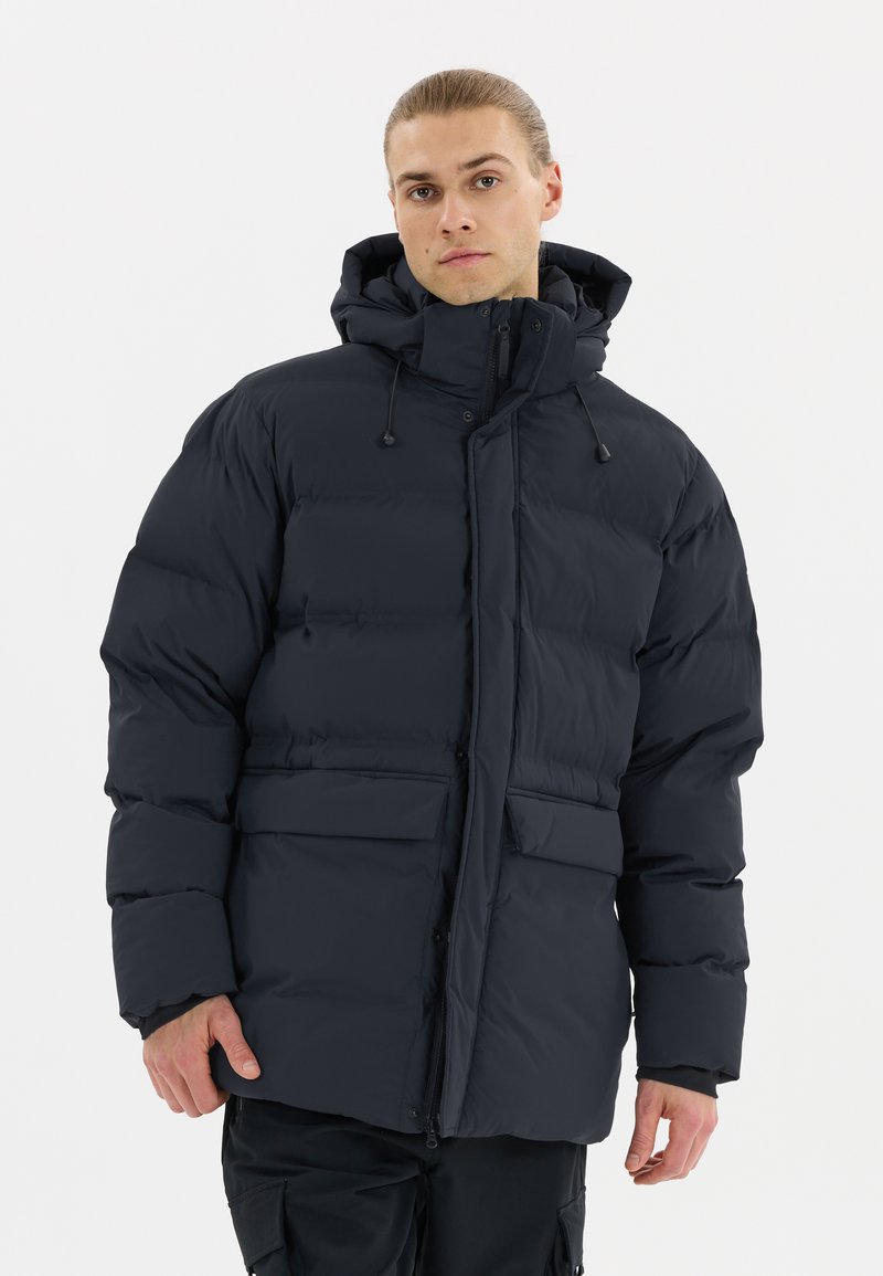 Schwarze gepolsterte Jacke mit Kapuze, ausgestattet mit einem Reißverschluss vorne, elastischen Bündchen und zwei Fronttaschen. Glatte Textur und mittellanges Design.
