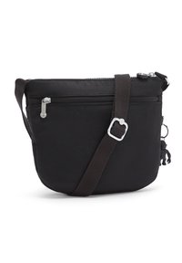 Schwarze Nylon-Crossbody-Tasche mit einem Hauptfach mit Reißverschluss, einer Fronttasche, braunem Träger und einem dekorativen Schlüsselanhänger.