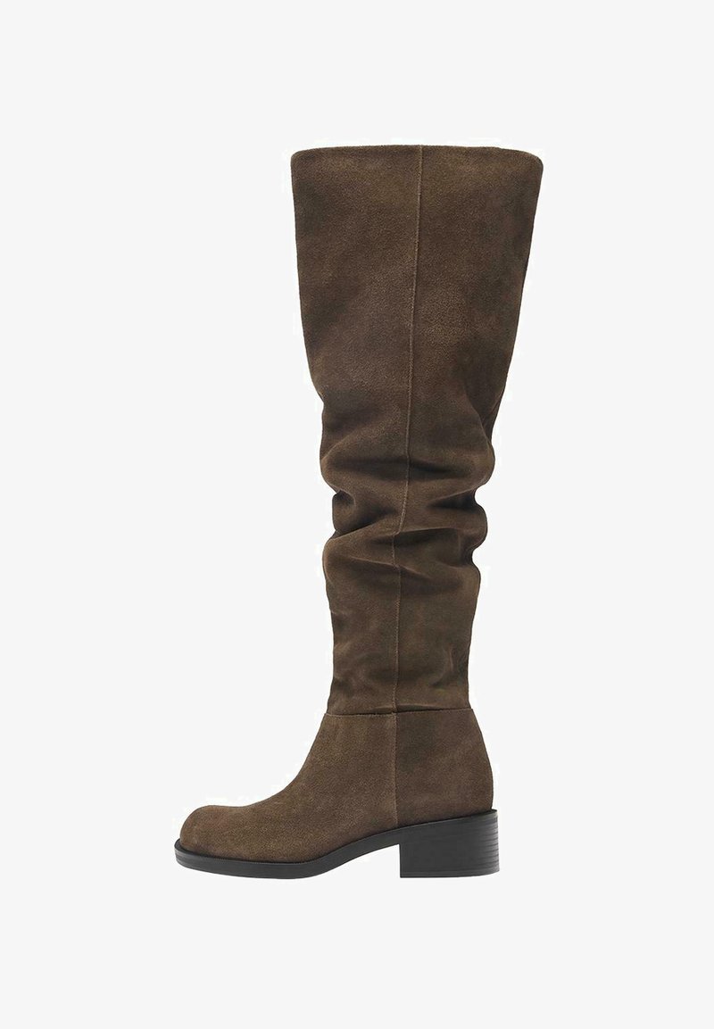 Brązowe zamszowe kozaki za kolano o luźnym kroju, z okrągłym noskiem i niskim blokowym obcasem. Gładka tekstura z prostymi szwami.