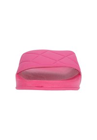 Roze instapsandaal met een gequiltde textuur, open te ontwerp, en een platte zool, met een gladde oppervlakte en zonder zichtbare hardware.