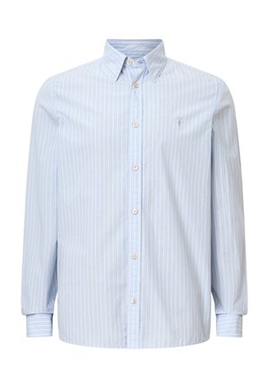 Jasnoniebieska koszula zapinana na guziki z pionowymi białymi i jasnoniebieskimi paskami, z długimi rękawami oraz małym logo na piersi. Klasyczny kołnierzyk i zapięcie na guziki.