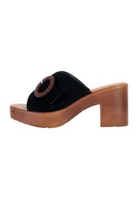 Sandale-slide en suede noir avec un accent rond marron, un talon en bois et un design à bout ouvert. Texture subtile, forme courbée et semelle robuste.
