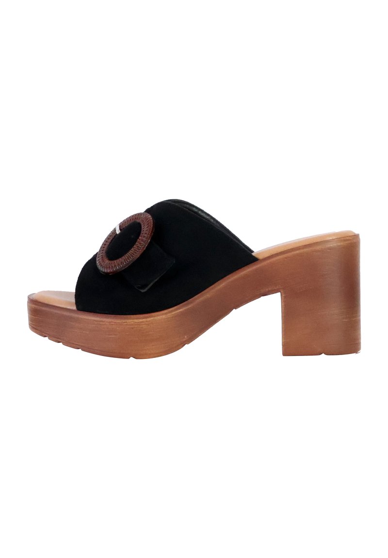 Sandale-slide en suede noir avec un accent rond marron, un talon en bois et un design à bout ouvert. Texture subtile, forme courbée et semelle robuste.
