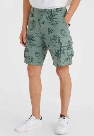 Hellgrüne Cargo-Shorts mit schwarzen Grafikdrucks, ausgestattet mit seitlichen Taschen und einem Knopfverschluss am Bund. Hergestellt aus strapazierfähigem Stoff.