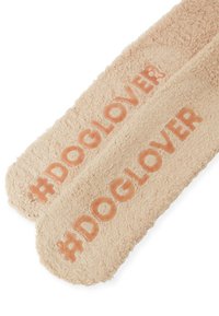 Pantofole beige in peluche con testo in rilievo "#DOGLOVER" in una tonalità a contrasto, con una texture morbida e pelosa.