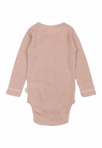 Bodysuit de bebé de mangas largas en suave algodón acanalado con finas rayas rosas y blancas. Presenta un cuello redondo y cierres de presión en la parte inferior.