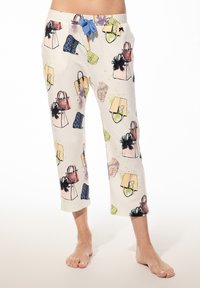 Kortere witte broek met kleurrijke handtas en accessoireprint, voorzien van een blauwe trekkoord in de taille, gedragen op blote voeten.