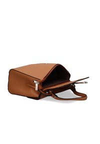 Borsa a tracolla marrone in faux pelle, di forma rettangolare, con apertura superiore e tracolla regolabile. Presenta una zip argentata e rifiniture in contrasto nere.