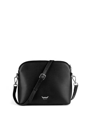 Černá kožená crossbody taška s hladkým povrchem, stříbrnými kovovými prvky, nastavitelným řemenem a logem umístěným na spodní části. Zapínání na zip.