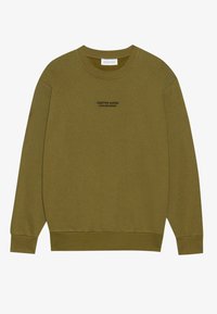Oliwkowy sweter z miękkiego materiału, z okrągłym dekoltem i długimi rękawami. Czarny napis brzmi: "WYKONANE TOWARY - PIER ONE DENIM."