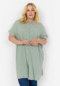Svetlozelená, krátkoprstová košeľa s button-down predným zapínaním, jemnou textúrou a voľným strihom, s golierom a postrannými roz nám.