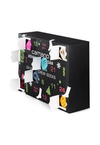 Schwarzer Karton-Adventskalender mit 24 Fächern, die gerollte Socken in verschiedenen Farben enthüllen: pink, blau, grün, rot, gelb und beige.
